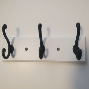 Allen & Roth 10" Rail with 3 hooks.